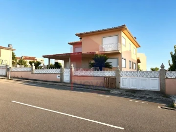 Moradia T4 para Venda em Vila Verde e Barbudo
