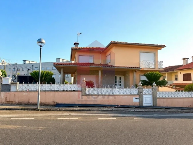 Moradia T4 para Venda em Vila Verde e Barbudo Foto 47