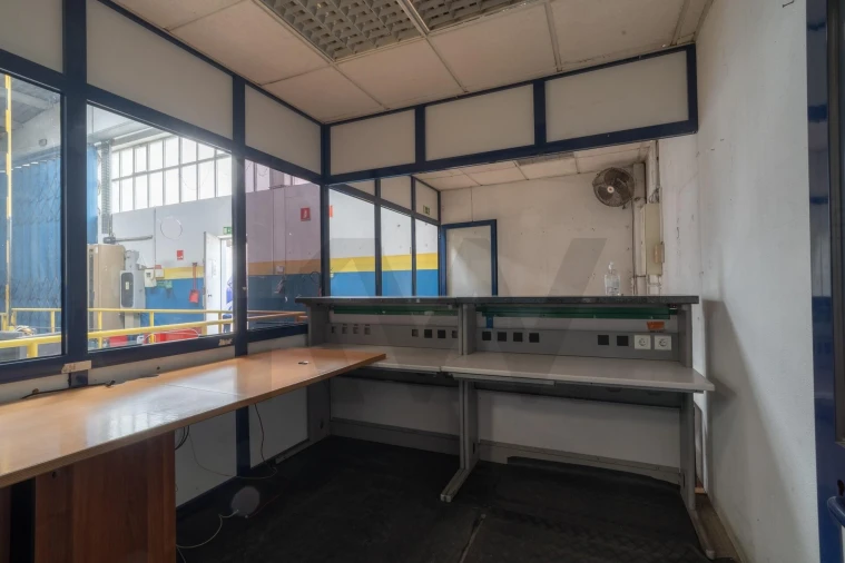 Armazém para Arrendamento em Serzedo e Perosinho Foto 7