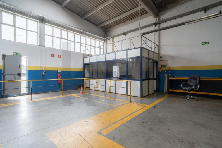 Armazém para Arrendamento em Serzedo e Perosinho Foto 6