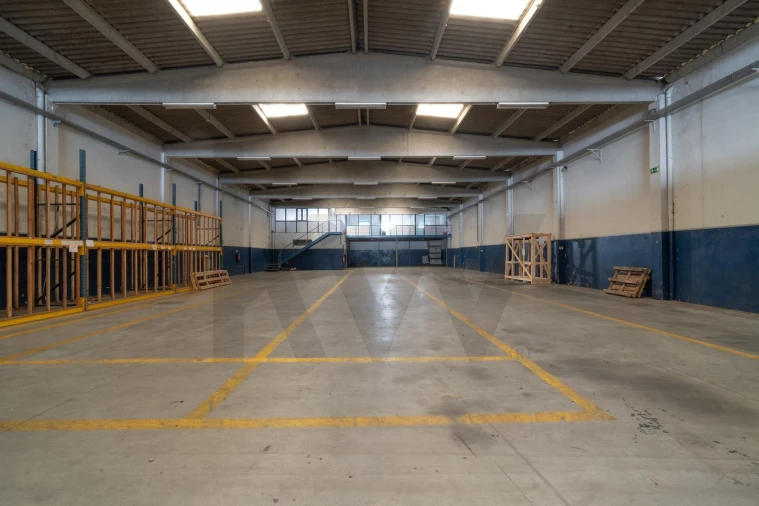 Armazém para Arrendamento em Serzedo e Perosinho Foto 8