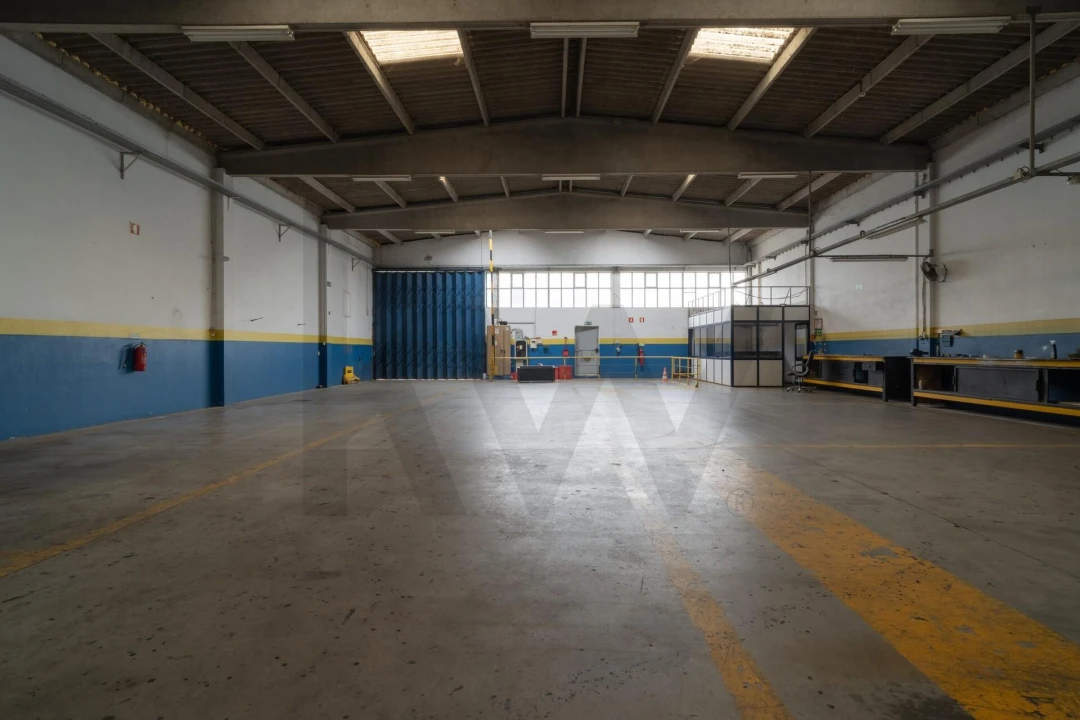 Armazém para Arrendamento em Serzedo e Perosinho Foto 9