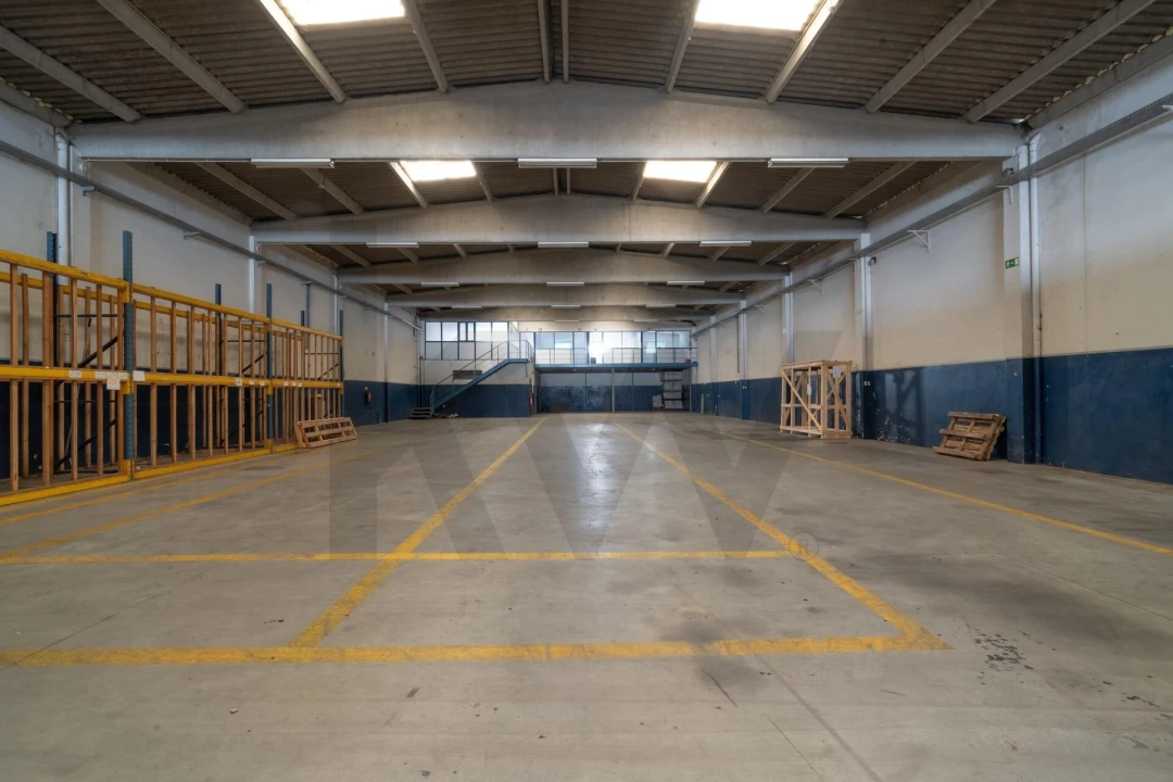 Armazém para Arrendamento em Serzedo e Perosinho Foto 8