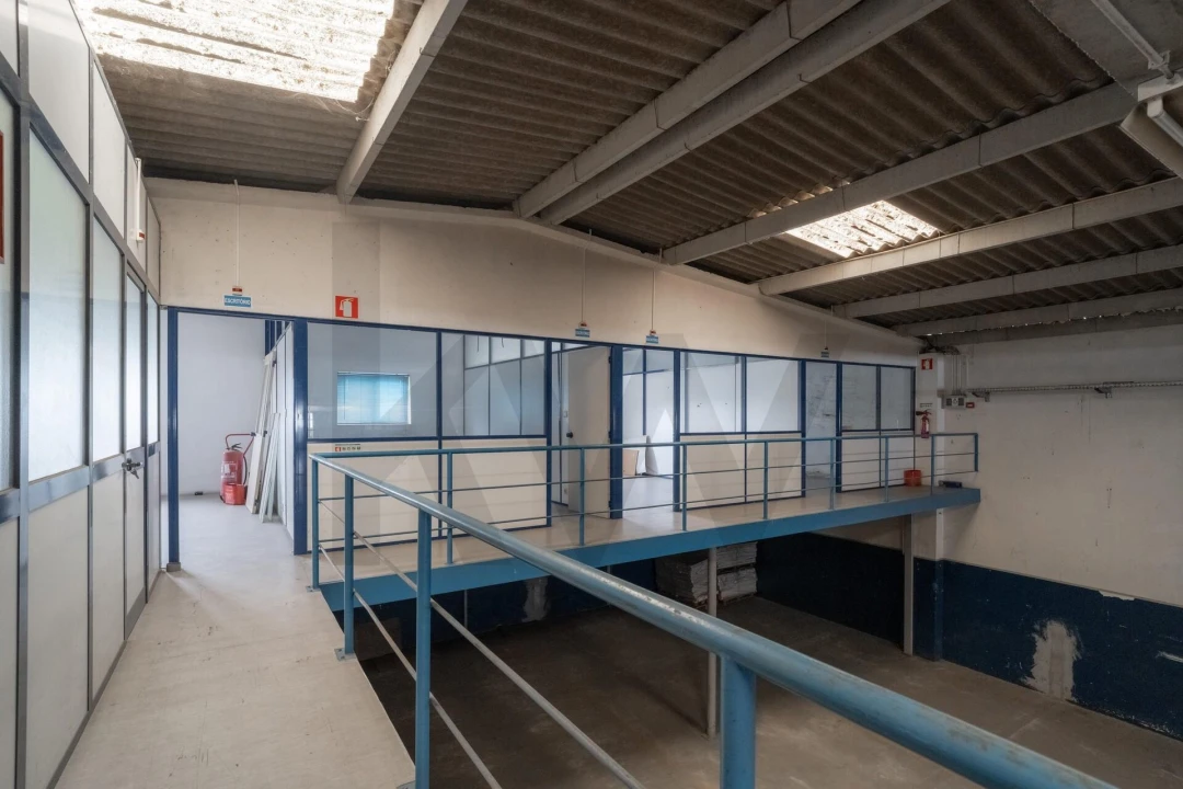 Armazém para Arrendamento em Serzedo e Perosinho Foto 14
