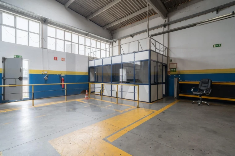 Armazém para Venda em Serzedo e Perosinho Foto 7