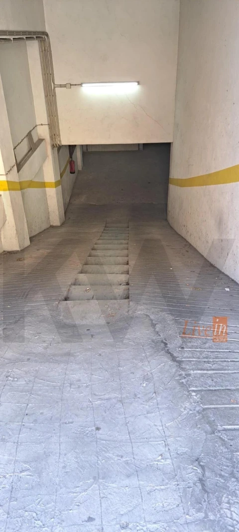 Garagem para Arrendamento em Rio de Mouro
