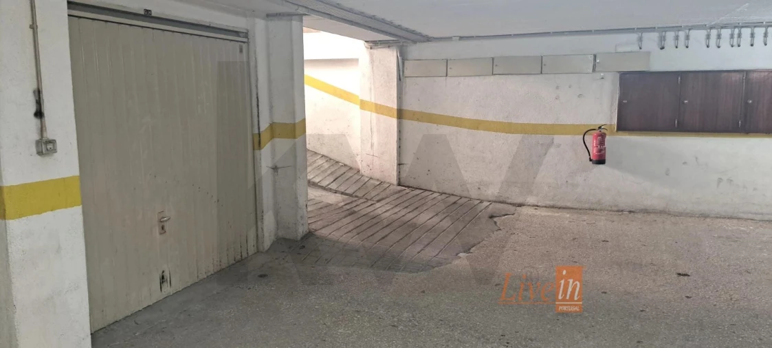 Garagem para Arrendamento em Rio de Mouro Foto 4