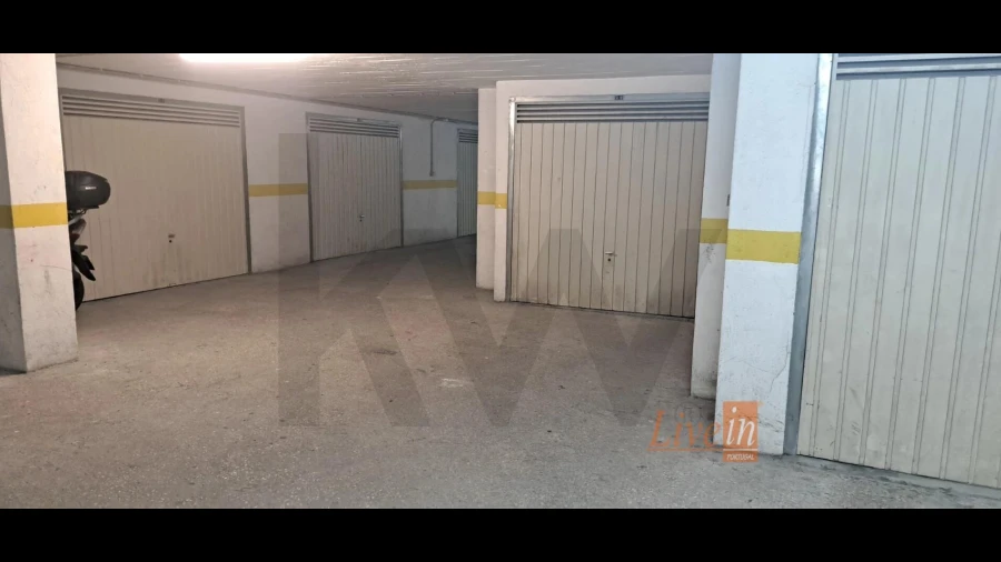 Garagem para Arrendamento em Rio de Mouro