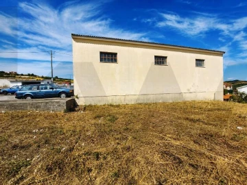 Moradia T3 para Venda em Igreja Nova e Cheleiros