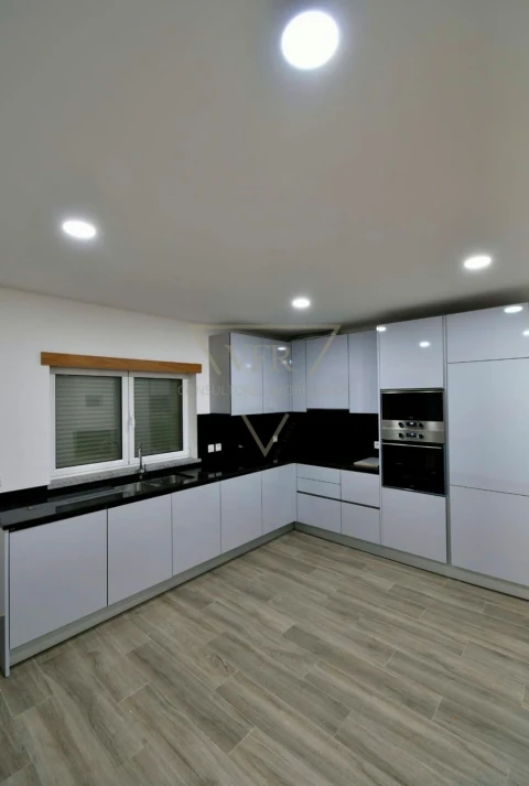 Moradia T4 para Venda em Serpins