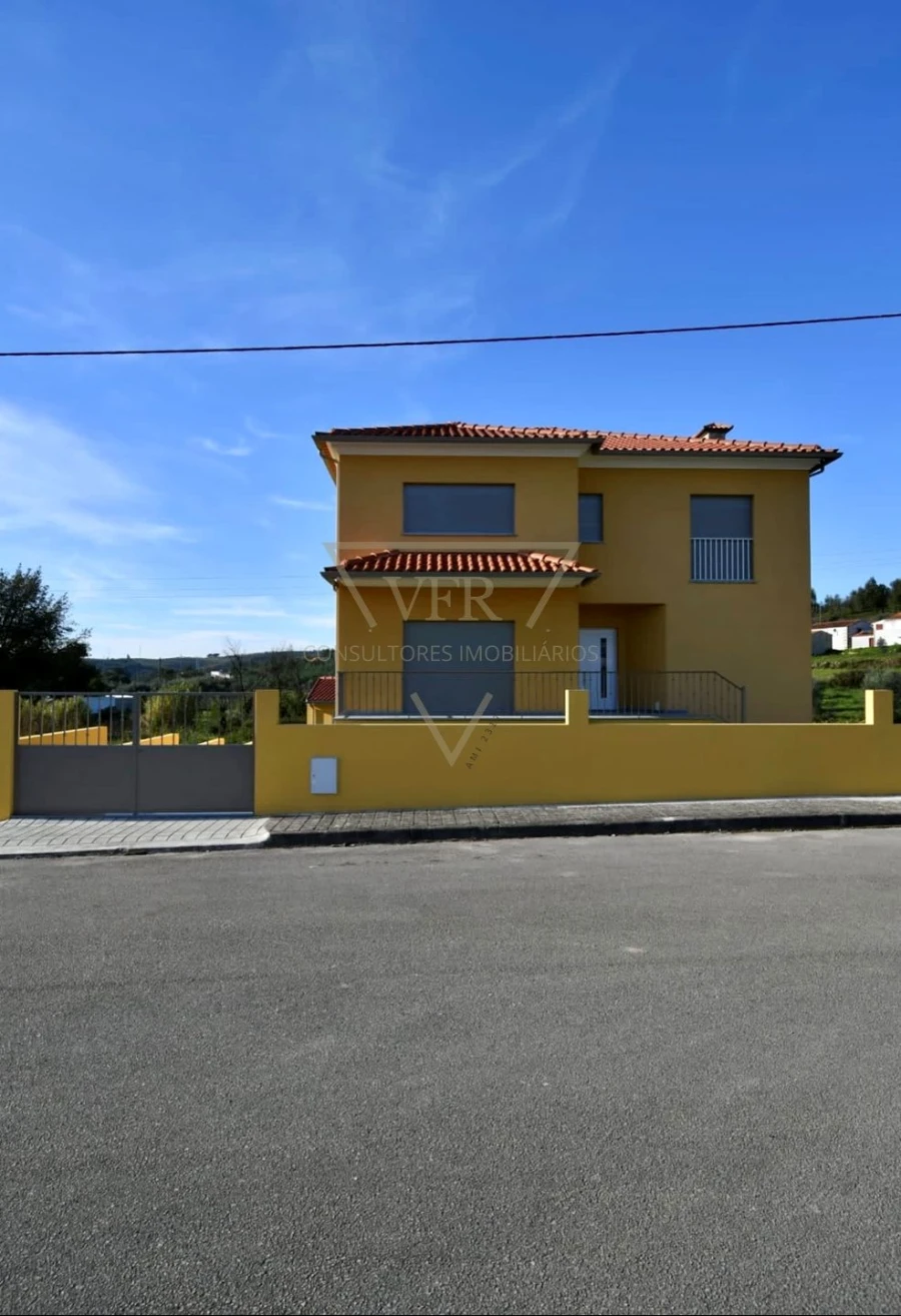Moradia T4 para Venda em Serpins Foto 3