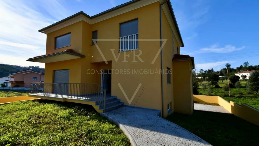 Moradia T4 para Venda em Serpins
