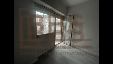 Apartamento T2 para Venda em Oeiras e São Julião da Barra, Paço de Arcos e Caxias