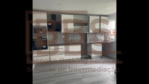 Apartamento T2 para Venda em Oeiras e São Julião da Barra, Paço de Arcos e Caxias