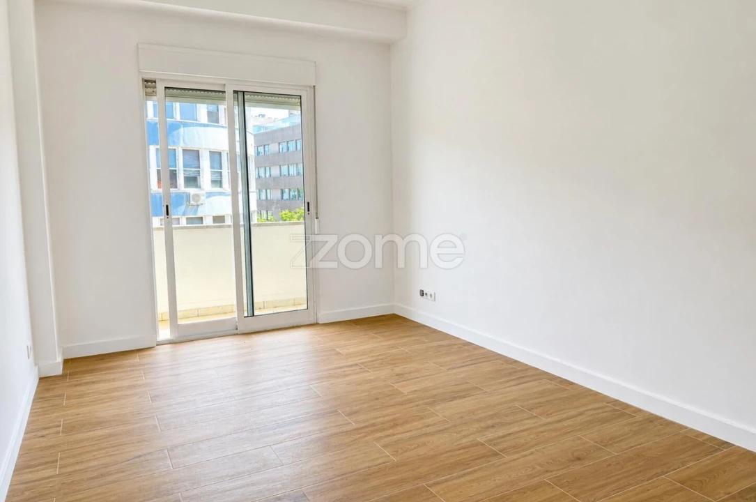 Apartamento T3 para Arrendamento em Santo António Foto 13