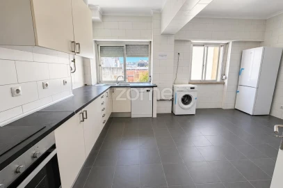 Apartamento T3 para Arrendamento em Santo António