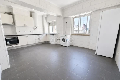 Apartamento T3 para Arrendamento em Santo António