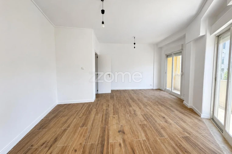 Apartamento T3 para Arrendamento em Santo António Foto 3