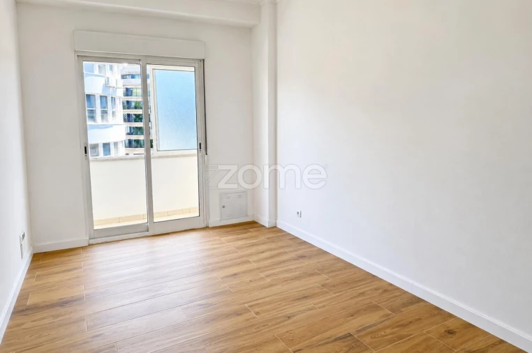Apartamento T3 para Arrendamento em Santo António Foto 12