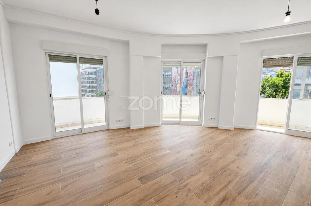 Apartamento T3 para Arrendamento em Santo António Foto 2