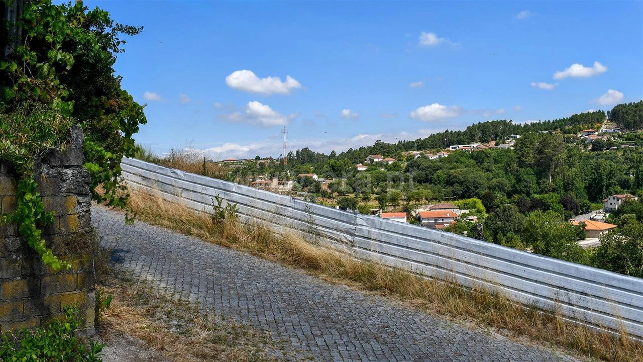 Terreno para Venda em Sobretamega Foto 3