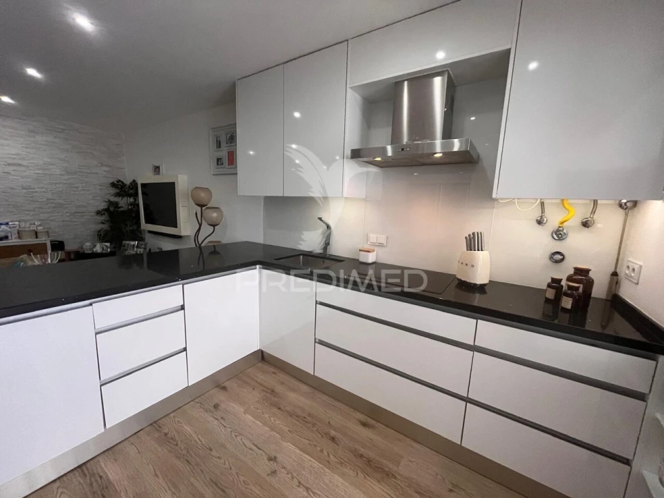 Apartamento T2 para Venda em Campolide Foto 2