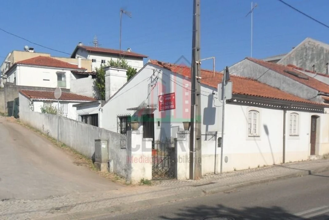 Moradia T2 para Venda em Santo Antonio dos Olivais Foto 1