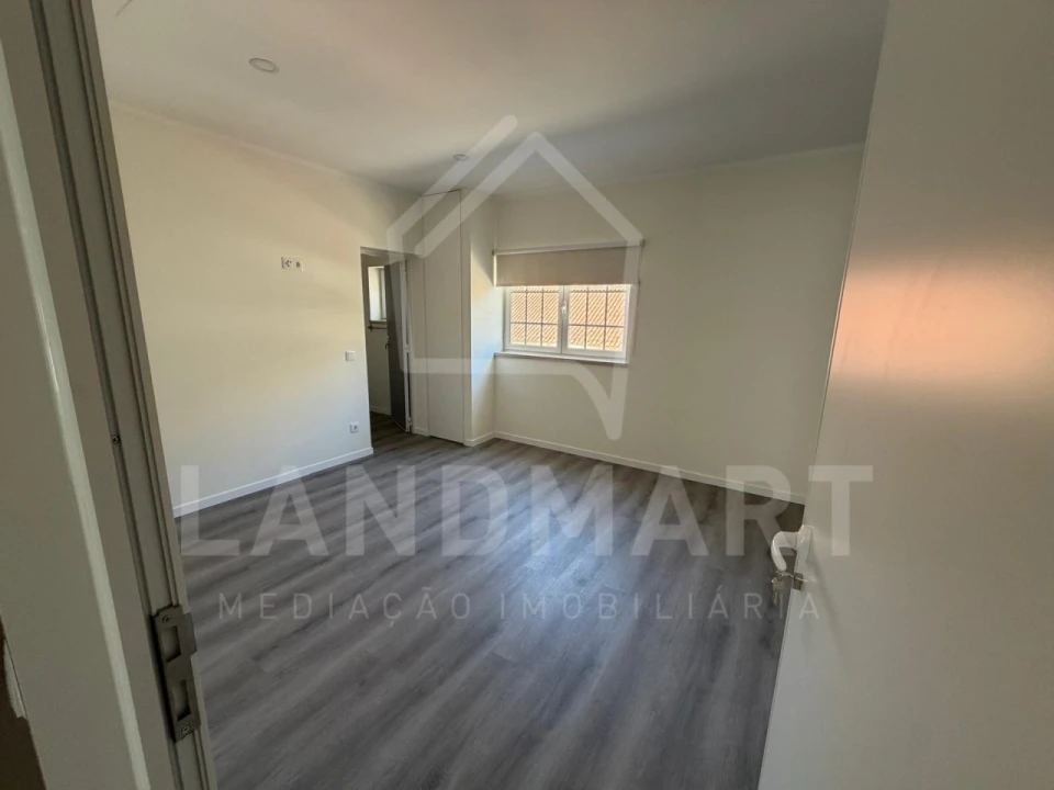 Apartamento T3 para Venda em Turquel Foto 2