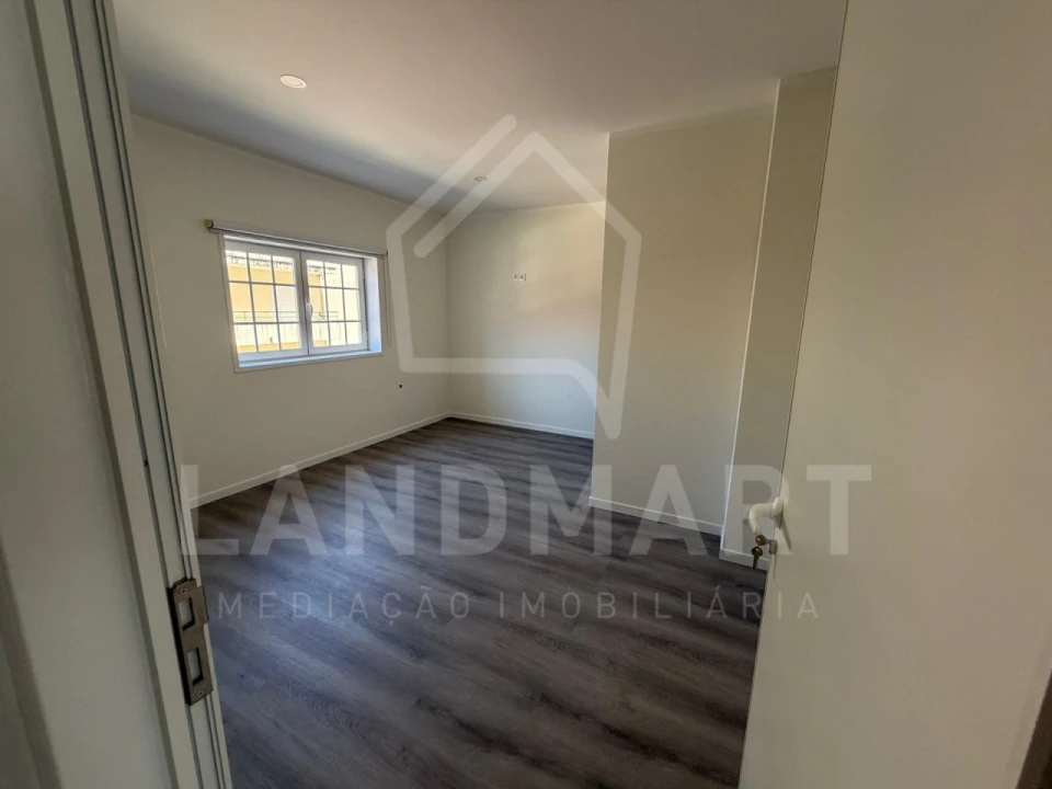 Apartamento T3 para Venda em Turquel Foto 3