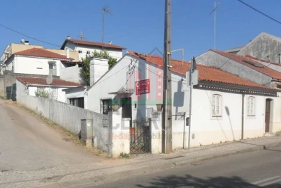 Moradia T2 para Venda em Santo Antonio dos Olivais