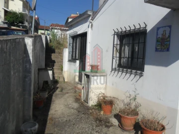 Moradia T2 para Venda em Santo Antonio dos Olivais