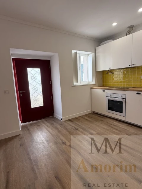 Apartamento T0 para Venda em Santa Maria do Castelo e Santiago e Santa Susana
