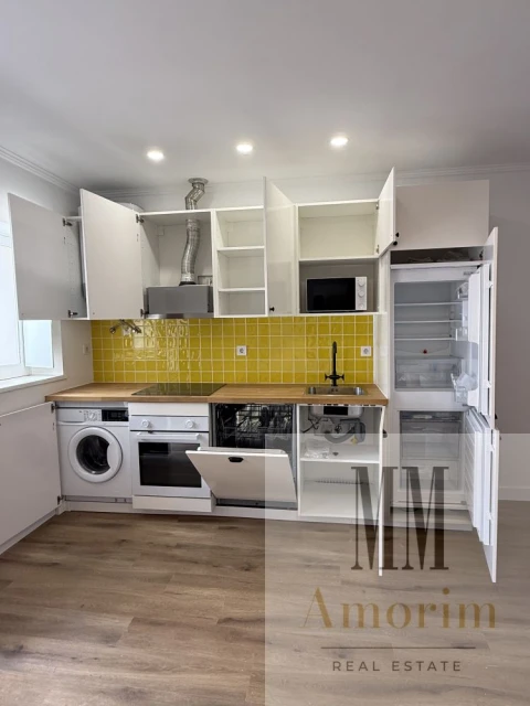 Apartamento para Venda em Santa Maria do Castelo e Santiago e Santa Susana