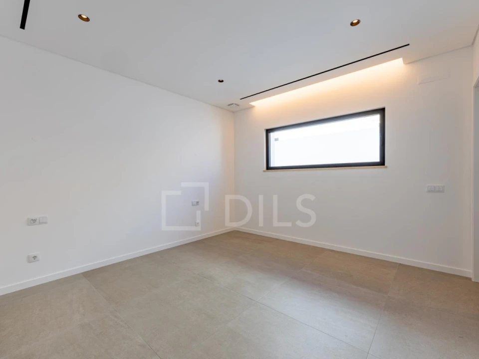 Moradia T4 para Venda em Quarteira Foto 17