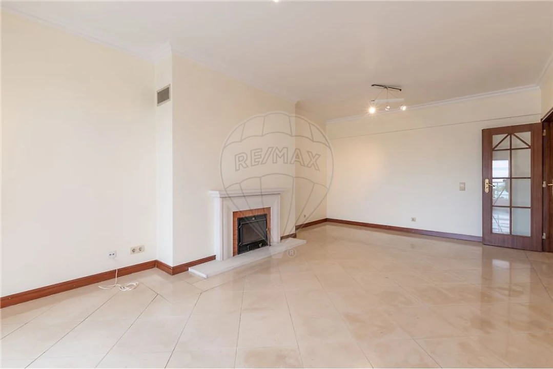 Apartamento T2 para Arrendamento em Benfica Foto 1