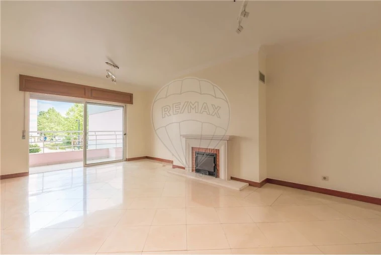 Apartamento T2 para Arrendamento em Benfica Foto 2