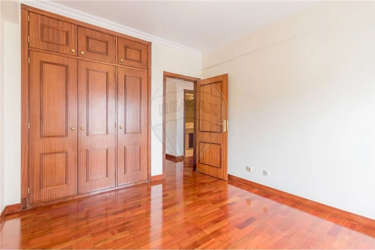 Apartamento T2 para Arrendamento em Benfica Foto 8