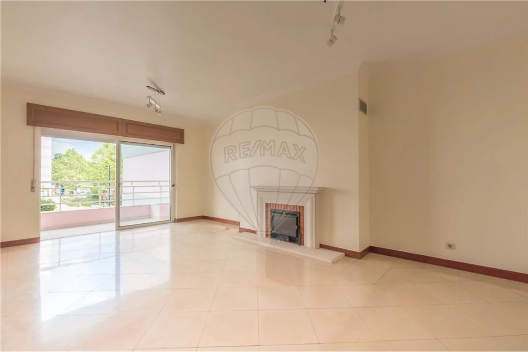 Apartamento T2 para Arrendamento em Benfica Foto 2