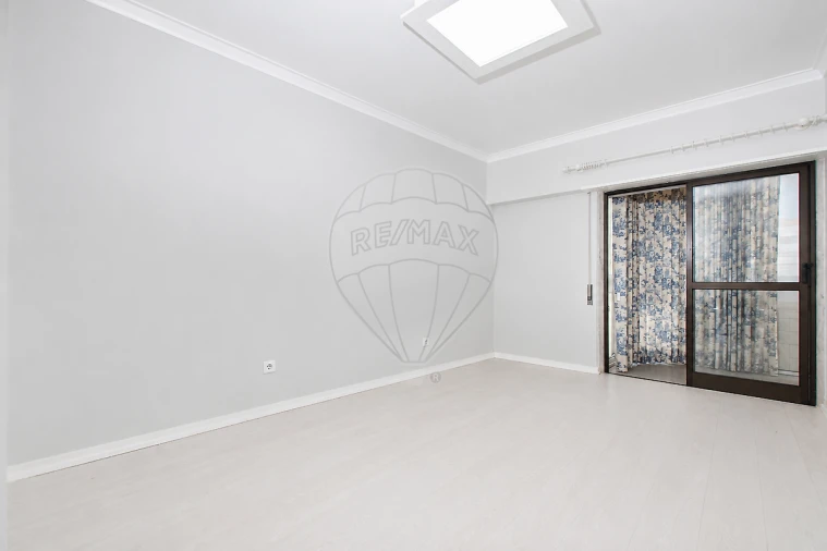 Apartamento T2 para Venda em São Domingos de Benfica Foto 2