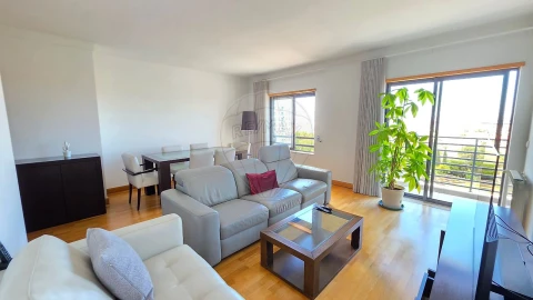 Apartamento T2 para Arrendamento em Carnaxide e Queijas