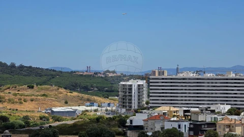 Apartamento T2 para Arrendamento em Carnaxide e Queijas