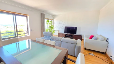 Apartamento T2 para Arrendamento em Carnaxide e Queijas