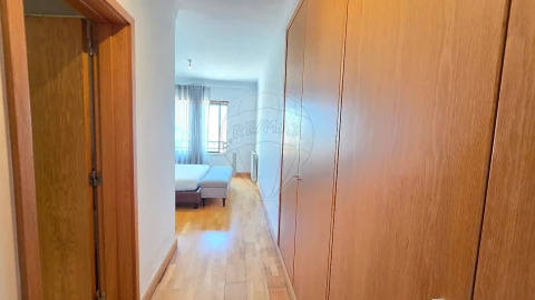 Apartamento T2 para Arrendamento em Carnaxide e Queijas