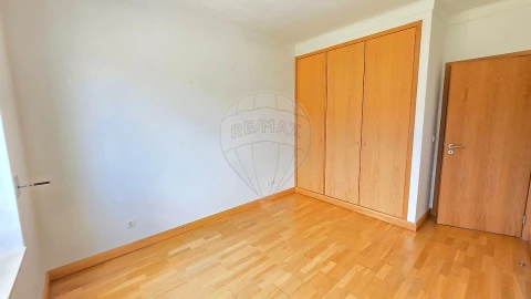 Apartamento T2 para Arrendamento em Carnaxide e Queijas