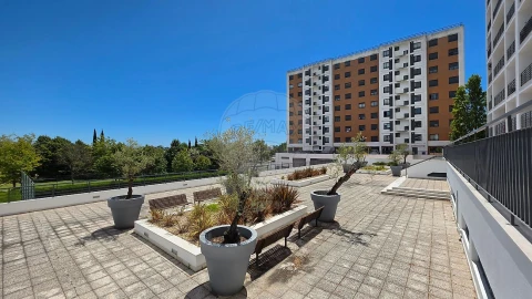 Apartamento T2 para Arrendamento em Carnaxide e Queijas