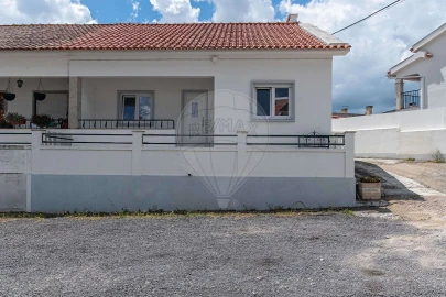 Moradia T2 para Arrendamento em Carregado e Cadafais