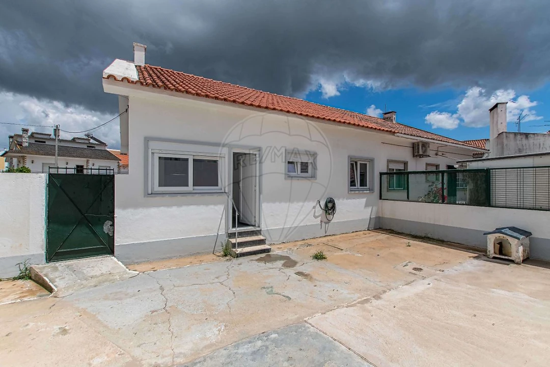 Moradia T2 para Arrendamento em Carregado e Cadafais Foto 8