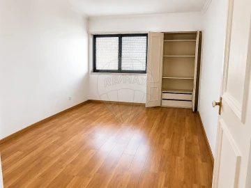 Apartamento T3 para Arrendamento em Alfragide