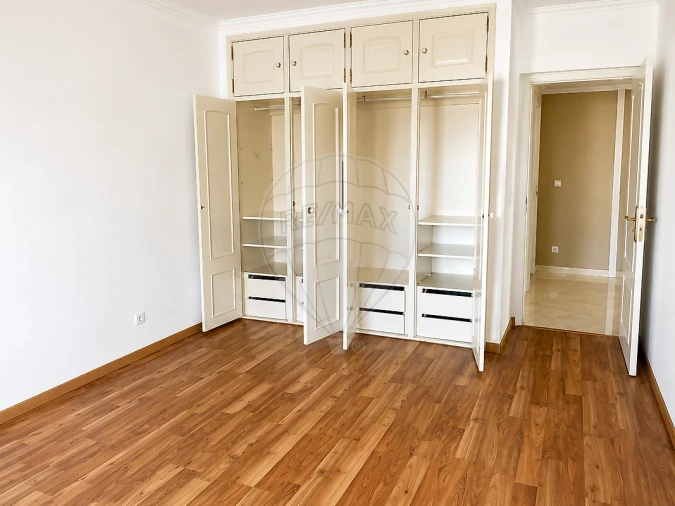 Apartamento T3 para Arrendamento em Alfragide Foto 4