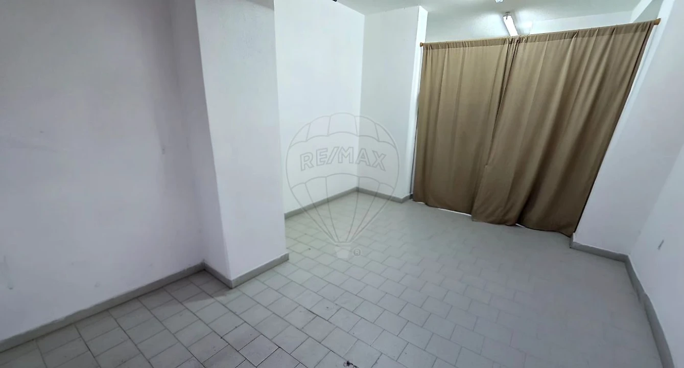 Garagem para Venda em Rio de Mouro Foto 1